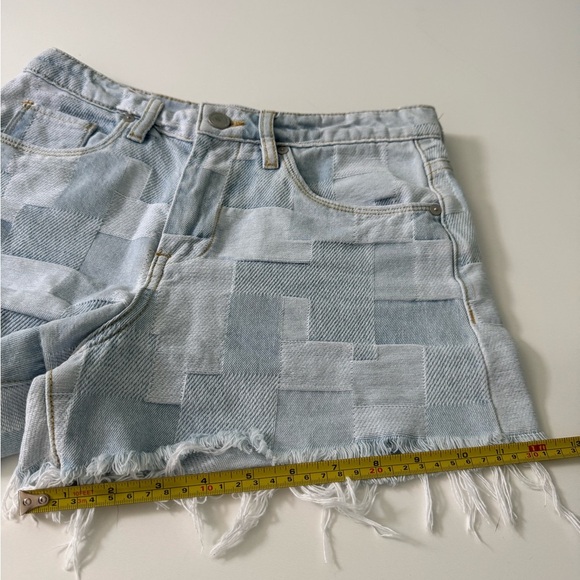 Blank NYC Barrow Patchwork Jean Shorts with Distressed Hem Size 26 - Picture 12 of 12